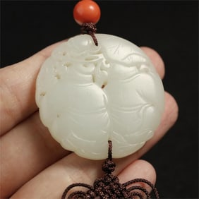 A beautiful Hetian seed jade and two immortal pendants