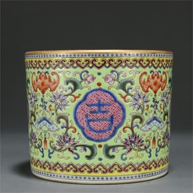 A pastel auspicious ruyi pattern pen holder of the Qing Dynasty