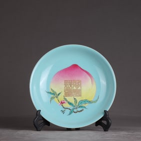 A carmine red longevity peach plate of the Qing Dynasty Yongzheng style