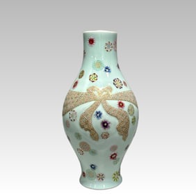An olive bottle made in the Qing Dynasty with a pastel bean celadon leather ball flower jacket