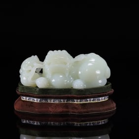 A beautiful Hetian jade beast ornament
