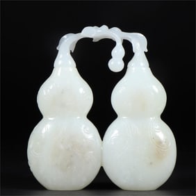 A Hetian jade double gourd bottle from the Qing Dynasty