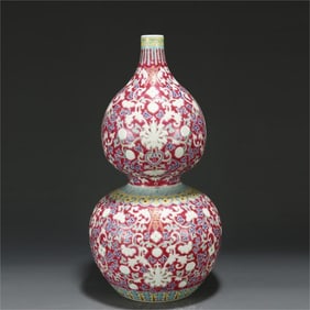 A pastel floral gourd bottle from the Qing Dynasty
