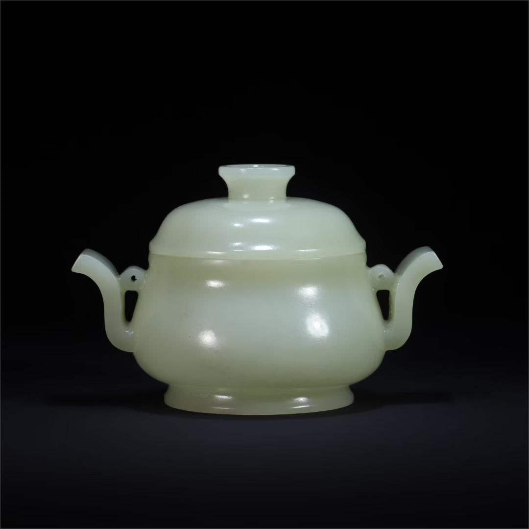 An amphora jade cover furnace ornament of the Qing Dynasty: The amphora jade cover pendulum of the Qing Dynasty Size:Ear distance:14cm H:9.1cm Belly D:D:9.8cm W:333g (The Dimensions Of All Batches Are Manually Measured.If You Need More Detailed Information, Pl