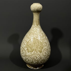 A garlic bottle from the Song Dynasty Ding kiln