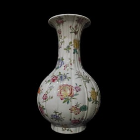 A pastel mixed flower scraping scale bottle made in the Yongzheng year