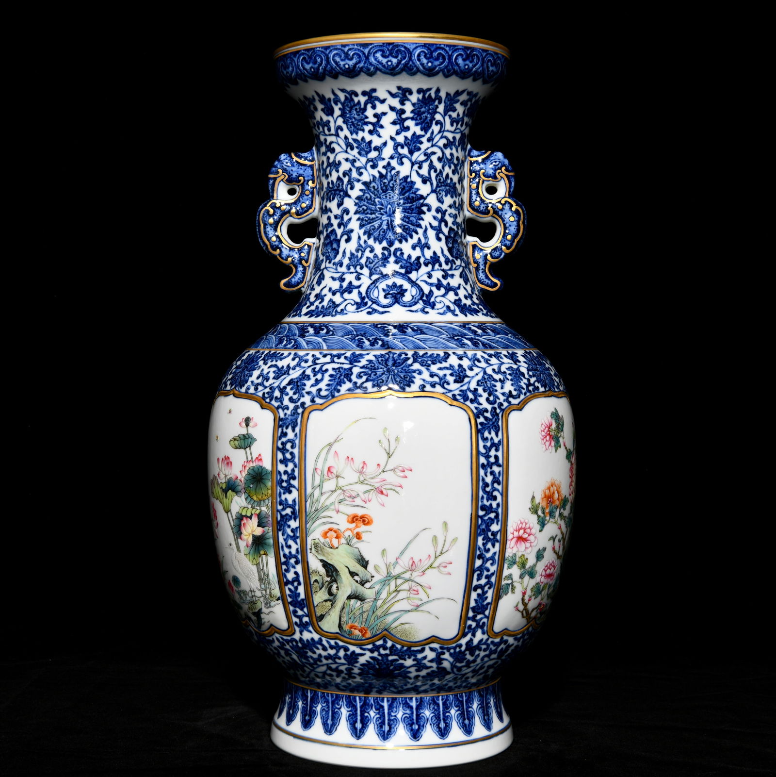 A blue pastel floral pattern amphora made in the Qianlong period of the Qing Dynasty: A blue and pastel floral amphora made in the Qianlong period of the Qing Dynasty Size:H:43.7cm D:23cm (The Dimensions Of All Batches Are Manually Measured.If You Need More Detailed Information, Please
