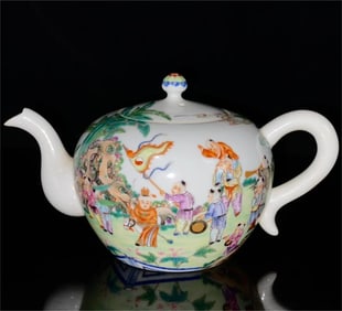 A sixteen-child character pot of a baby play picture made in the Qianlong era of the Qing Dynasty