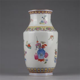 A pastel flower vase made in the Qianlong period of the Qing Dynasty