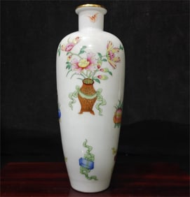 A pastel gold-painted vase made by Qianlong