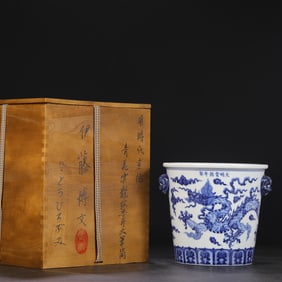 A large pen holder with blue and white intertwined cloud dragon pattern animal ears made in the