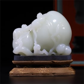A beautiful Hetian jade spirit monkey celebration peach ornament