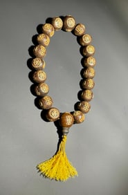 A beautiful chen incense inlaid with the word longevity eighteen seeds is held