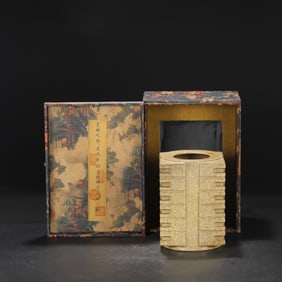 A beige glaze palace royal Dacong-style bottle of the Song Dynasty Ge kiln Qianlong imperial
