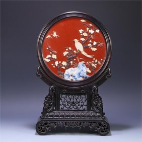 A piece of rosewood treasure from the Qing Dynasty is embedded on the screen on the tip of the