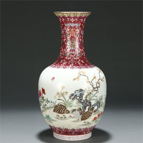 A pastel flower and bird appreciation bottle of the Qing Dynasty