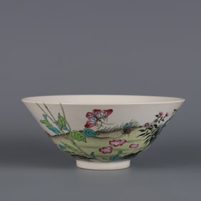 A pastel flower-patterned hat bowl made by the Qing Dynasty Daoguang year