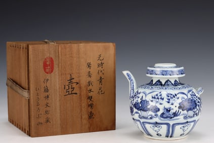 A blue and white mandarin duck playing in the water double-mouthed pot of the Yuan Dynasty