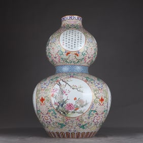 A gourd vase made in the Qianlong era of the Qing Dynasty with enamel color, passionflower