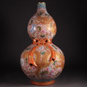 A pastel pile of golden dragon made in the Qianlong period of the Qing Dynasty wears a gourd bottle