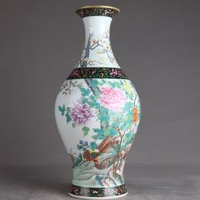 A piece of enamel brocade chicken peony flower olive bottle made in the Yongzheng year of the Qing