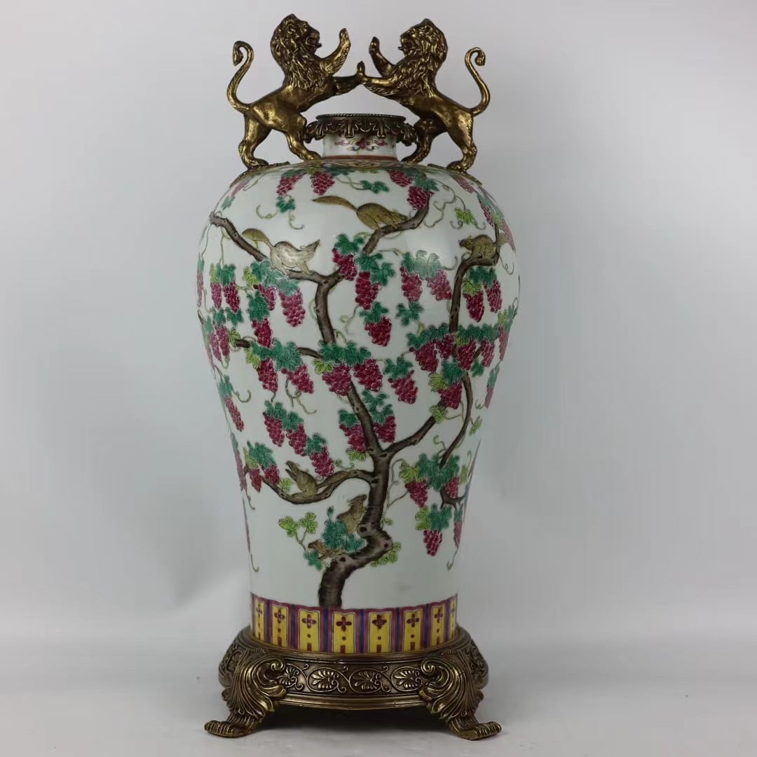 A fine pastel squirrel grape-patterned bronze lion amphora: Exquisite pastel squirrel grape pattern bronze lion amphora vase Size:H:50cm Mouth D:8cm D:22cm Bottom:19.5cm (The Dimensions Of All Batches Are Manually Measured.If You Need More Detailed Information