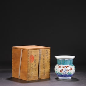 A large slag bucket with a large slag pattern of Doucai pine and bamboo plum pattern made in the