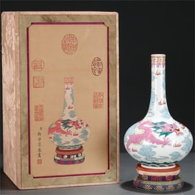 A pastel cloud dragon pattern gold-painted long-necked vase made in the Qianlong period of the Qing