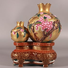 A pomegranate bottle carved with enamel and gold in Qianlong in the Qing Dynasty