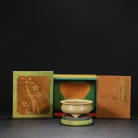A beige glaze court of the Song Dynasty Ge kiln used a three-legged furnace to wash the Queen's