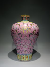 A Qing Dynasty Qianlong style of foreign color palace powder ground rolled road pattern