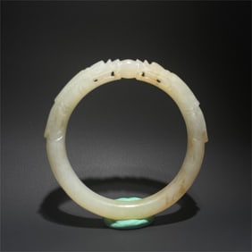 A white jade bracelet of the Qing Dynasty's two dragons