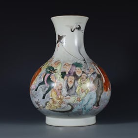 A pastel eighteen Arhat diagram belly bottle made in the Qianlong period of the Qing Dynasty