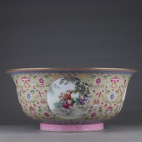 A large bowl of enamel colored gold-painted window baby play picture made in the Qianlong period of