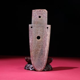 A ritual vessel of the Warring States period with a red and gray skin handle