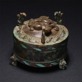 A three-legged phoenix pattern food box with a silver thread beast inscription from the Warring