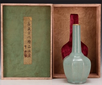 An eight-sided long-necked bottle of the Ru kiln in the Song Dynasty
