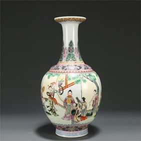 A story bottle of enamel characters from the Qing Dynasty