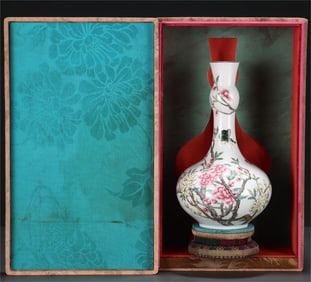 A nunchuck vase made in the Qianlong period of the Qing Dynasty with a pastel floral butterfly