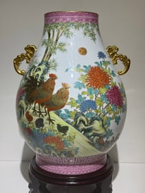 A pastel gold-painted amphora made in the Qianlong period of the Qing Dynasty