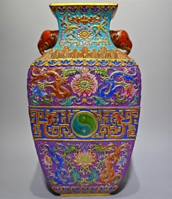 An enamel relief Kuilong worn by the Qing Dynasty and a square flat bottle with gilded elephant ears