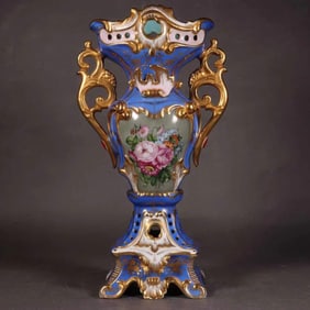 A piece of enamel colored gold-painted porcelain made in the Yongzheng era of the Qing Dynasty