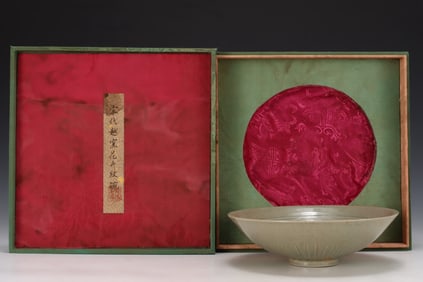 A flower-patterned bowl of the Yue kiln in the Song Dynasty