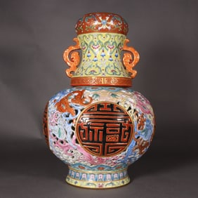 A pastel hollow dragon Fushou heart-turning amphora garlic bottle made in the Qianlong period of the