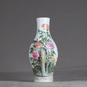 An olive vase with enamel flowers inscribed with poems made in the Yongzheng era of the Qing Dynasty