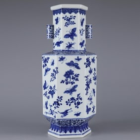 A six-way butterfly love flower piercing ear bottle made in the Qianlong era of the Qing Dynasty