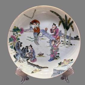 A pastel gold-painted plate of the four beauties made in the Xianfeng year of the Qing Dynasty