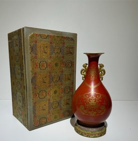 A red gold-painted amphora spring vase made in the Qianlong era of the Qing Dynasty