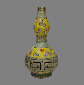 A yellow ground rolling road leather ball flower gold-painted hollow heart gourd bottle made in the