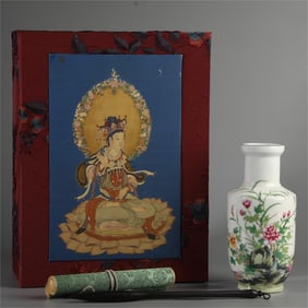 A flower and bird poetry vase made in the Yongzheng era of the Qing Dynasty